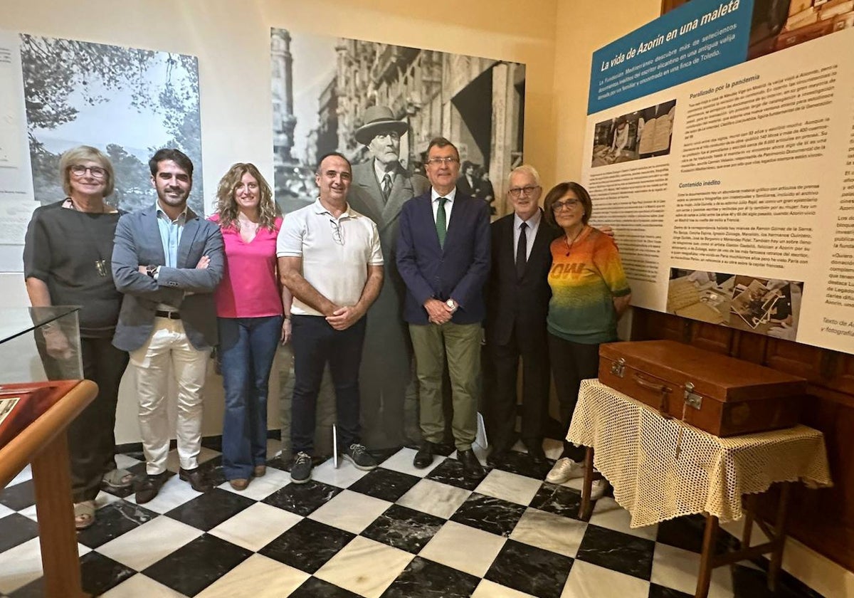 Amparo Marzal (Fundación Mediterráneo); el edil de Cultura de Murcia, Diego Avilés; la titular de Turismo de Monóvar, Amparo Maestro; Loren Amat, alcalde de Monóvar; José Ballesta, de Murcia; Luis Boyer, pte. de Fund. Mediterráneo, y Rosa Peñalver, vicepres., en la Casa-Museo de Monóvar.