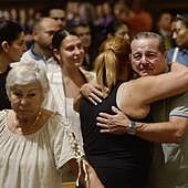 Solemnidad, luto y una corona de flores en el altar