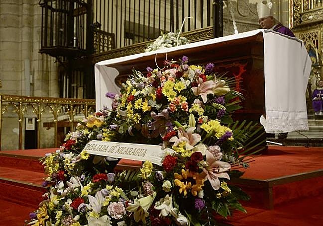 Corona de flores con el nombre de la Embajada de Nicaragua, en el altar.