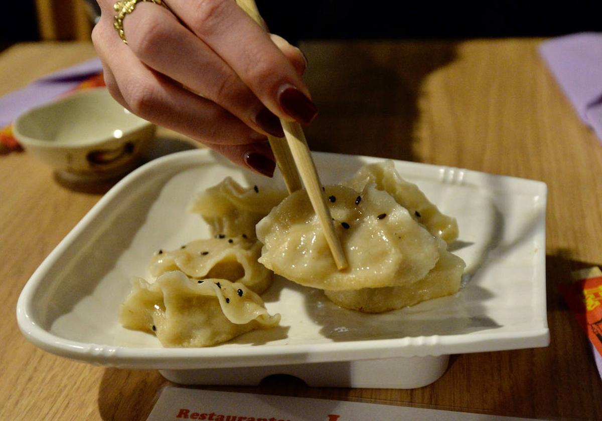 Un plato de gyozas.