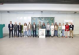 El alcalde y la consejera (c) junto a patrocinadores y concejales durante la presentación de Sepor en Ifelor.