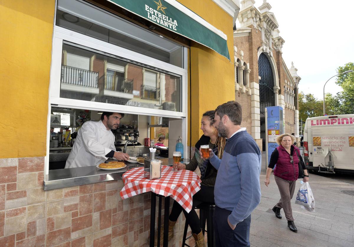 Samuel Ruiz, del Café Bar Verónicas, atiende a dos clientes.