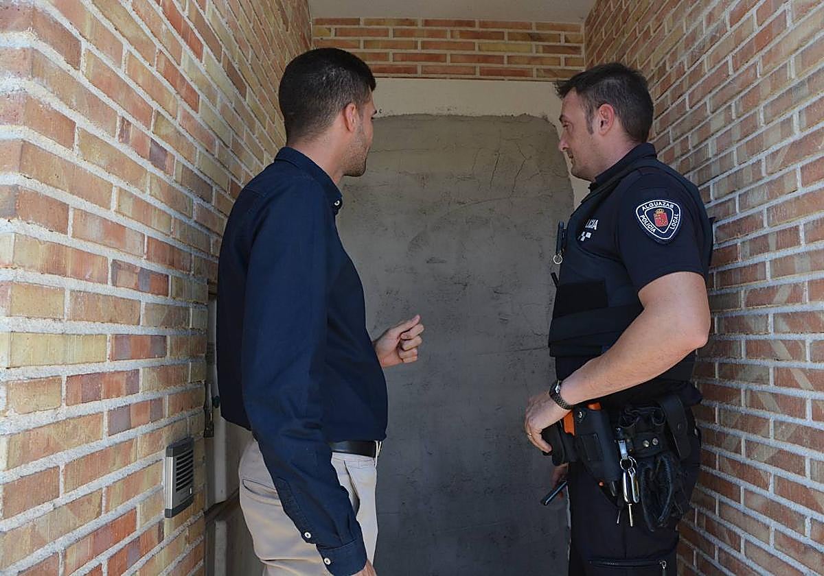 Un agente de la Policía Local, acompañando a Bernabé a comprobar el precinto de una vivienda.