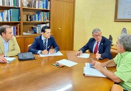 Reunión del consejero de Fomento, José Manuel Pancorbo (2º izq.) con Mario Urrea (2º der.), presidente de la CHS.