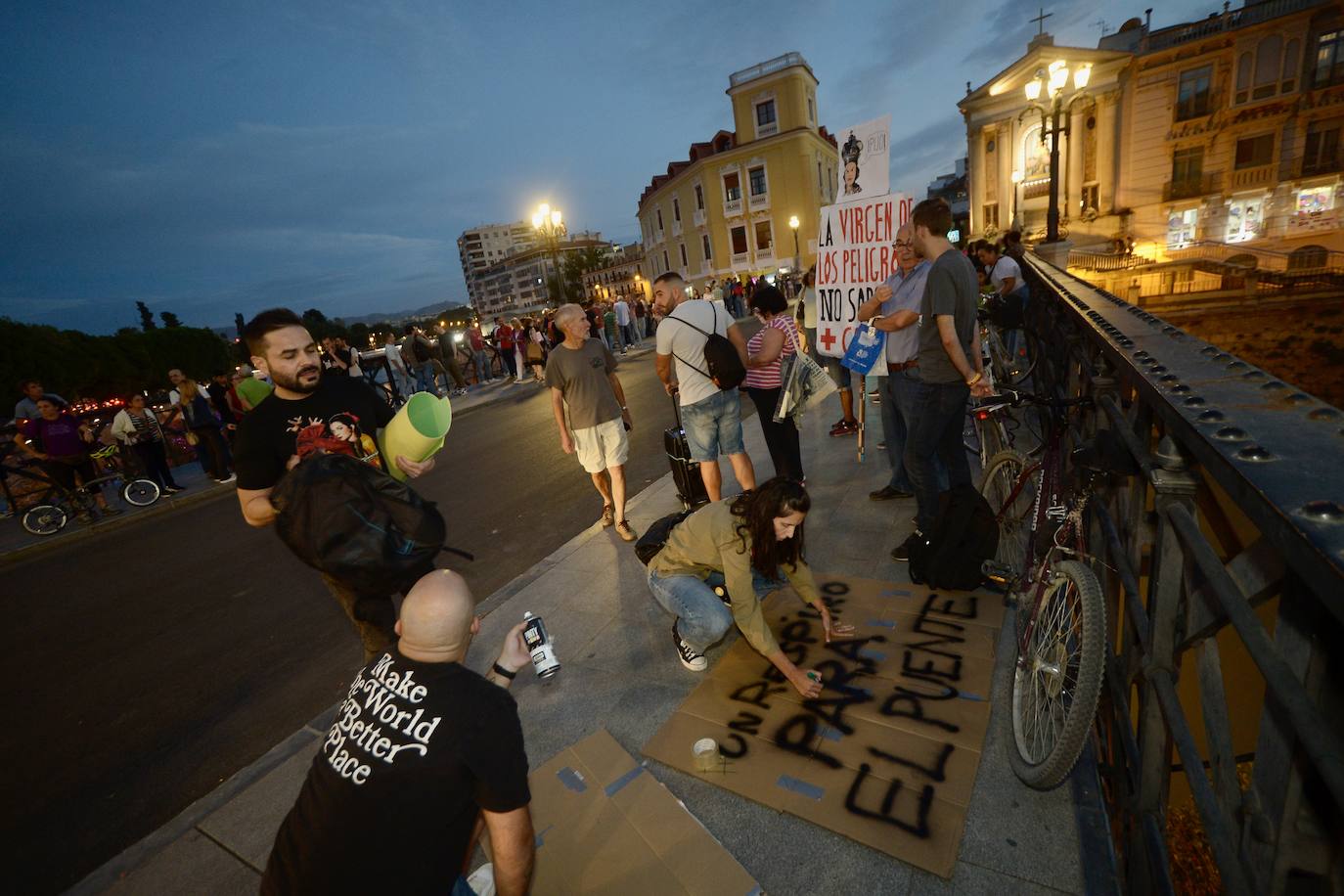 Vuelven las protestas al Puente Viejo de Murcia