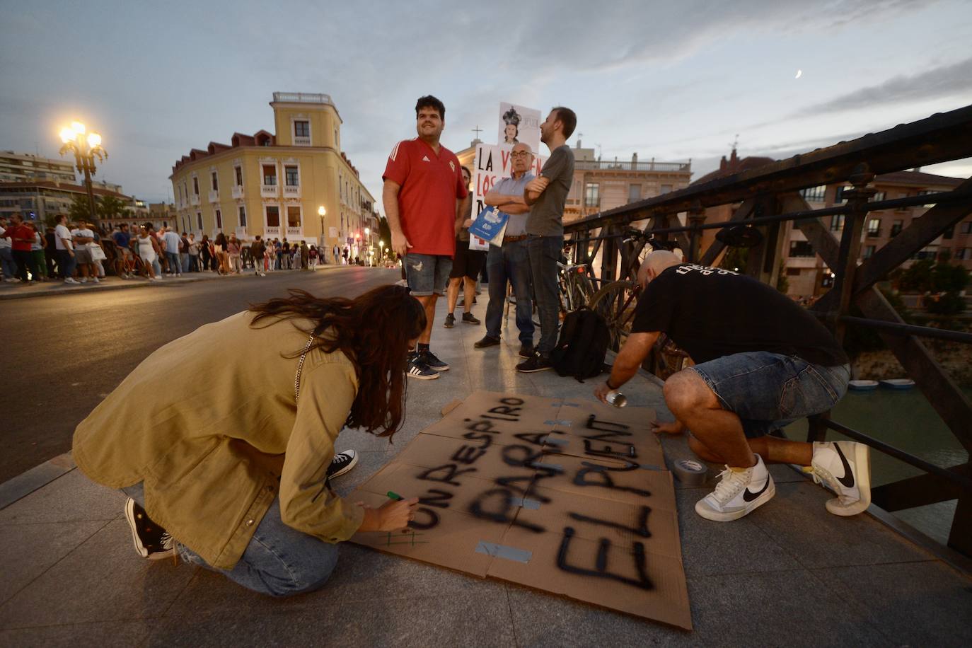 Vuelven las protestas al Puente Viejo de Murcia