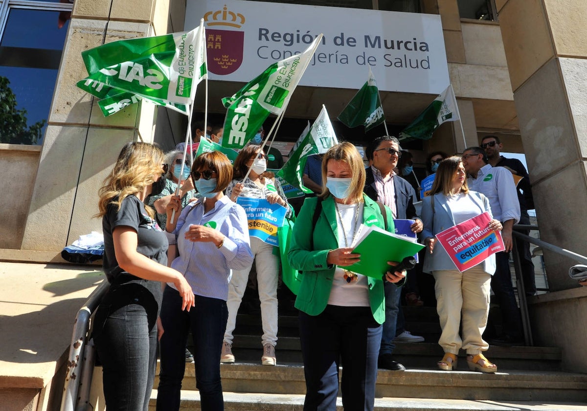 Delegados de Satse durante una protesta ante la Consejería, el año pasado