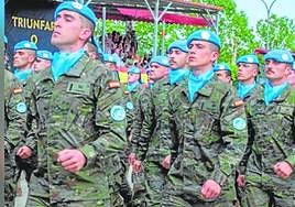 El soldado Fulgencio Perona (primero por la izquierda), el día que partió con su compañía al Líbano, en una foto cedida por la familia.