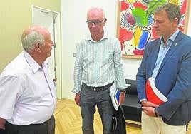 El presidente de los Hacendados, Diegos Frutos, con los ediles Navarro y Fernández, el pasado agosto.