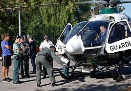 El delegado del Gobierno subido al helicóptero que participó este viernes en la exhibición realizada en el IES Elcano, de Cartagena.