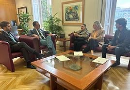 La viuda de Ramón Gaya, Isabel Verdejo, visita al alcalde y al concejal de Cultura de Murcia.