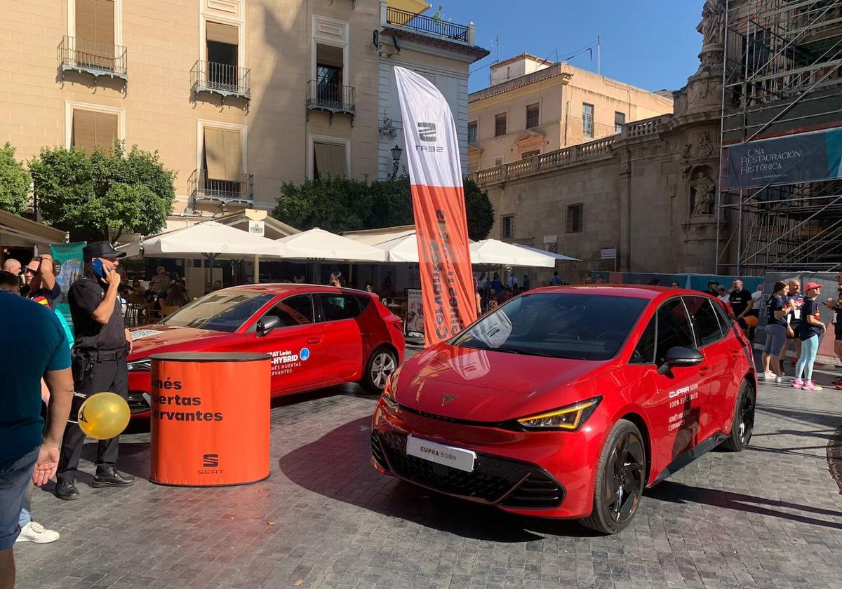 El SEAT León híbrido y el CUPRA Born, en la Plaza del Cardenal Belluga.