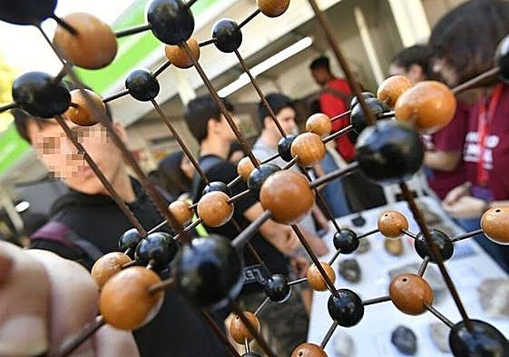 Estudiantes participan en una de las actividades programadas en por la Semana de la Ciencia y la Tecnología, en el jardín del Malecón.