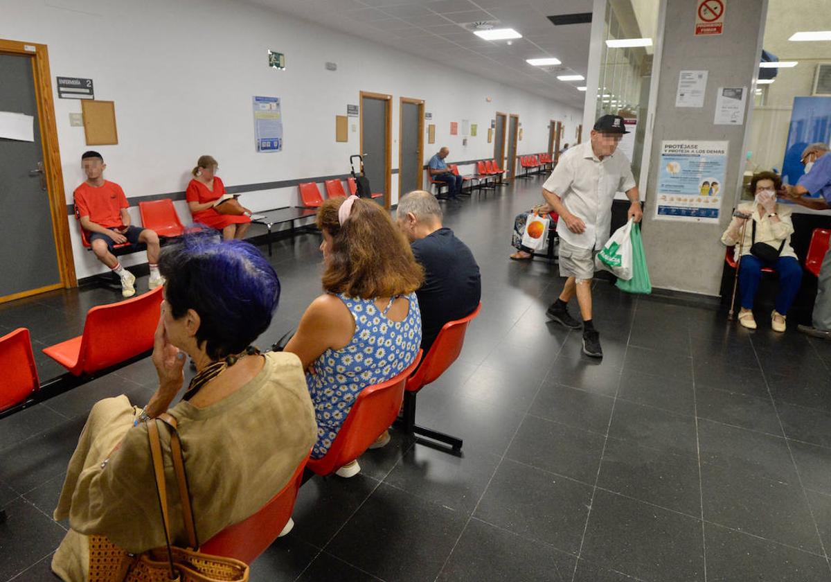 Pacientes esperan su turno en un centro de salud de Murcia, en una imagen de archivo.