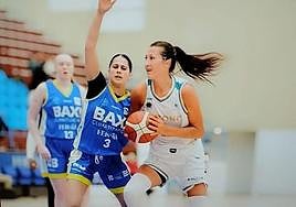 La jugadora del Jairis Amalia Rembiszewska, con el balón, intenta irse del marcaje de Claudia Soriano.