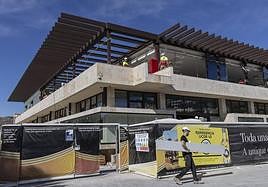 Un grupo de obreros trabajan en la planta baja y primera de lo que será el complejo hostelero de Licor 43 en el muelle de Alfonso XII.