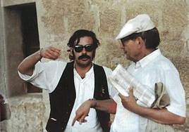 Benito Rabal con Miguel Delibes durante la dirección de la serie 'Perros' (1985).