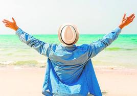 Saludo al sol en la playa.