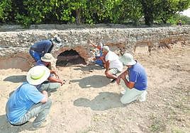 Investigadores del CSIC y del Instituto Arqueológico Alemán inspeccionan la arquería excavada en el llano de Monteagudo.