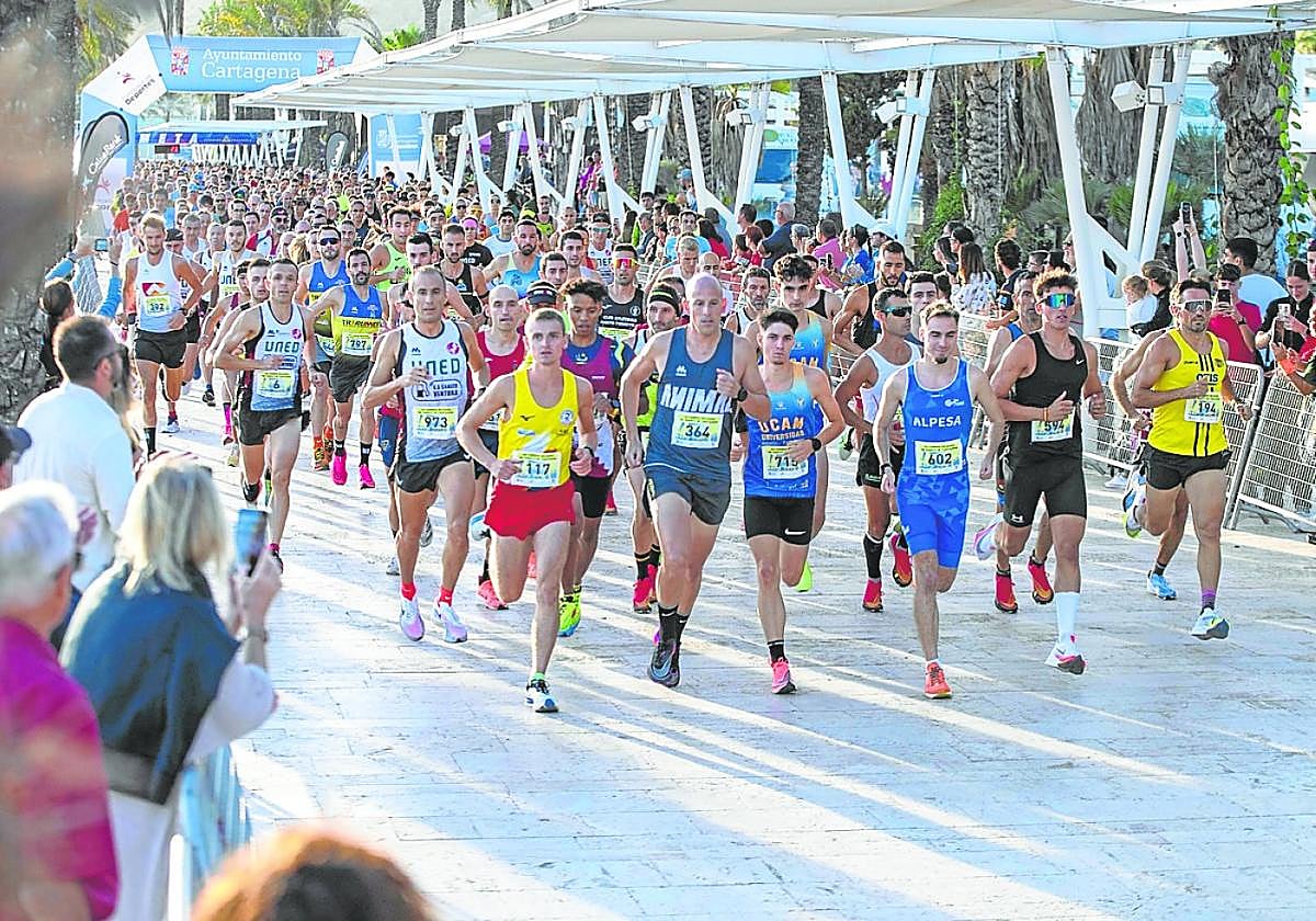 Los corredores salen de la línea de meta y se dirigen hacia la terminal de cruceros, ayer.