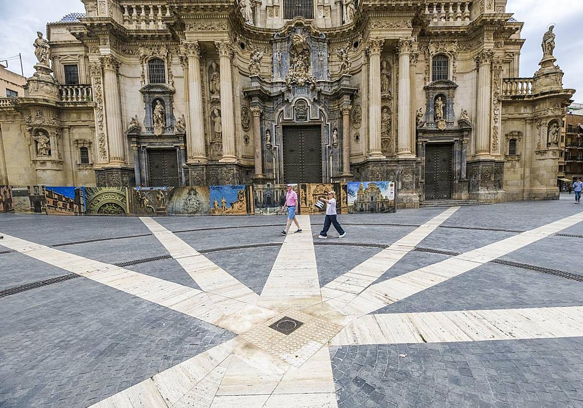 Baldosas para facilitar los desplazamientos a personas invidentes.