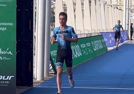 Sergio Baxter cruza la meta en segunda posición en la prueba del ProTour 2023 disputada en Málaga.