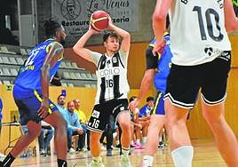 El base albinegro Josep Fermí busca el pase a un compañero, ayer, en el Pabellón del Centro de Salou.