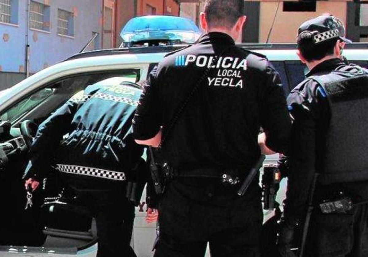 Agentes de la Policía Local de Yecla en una foto de archivo.