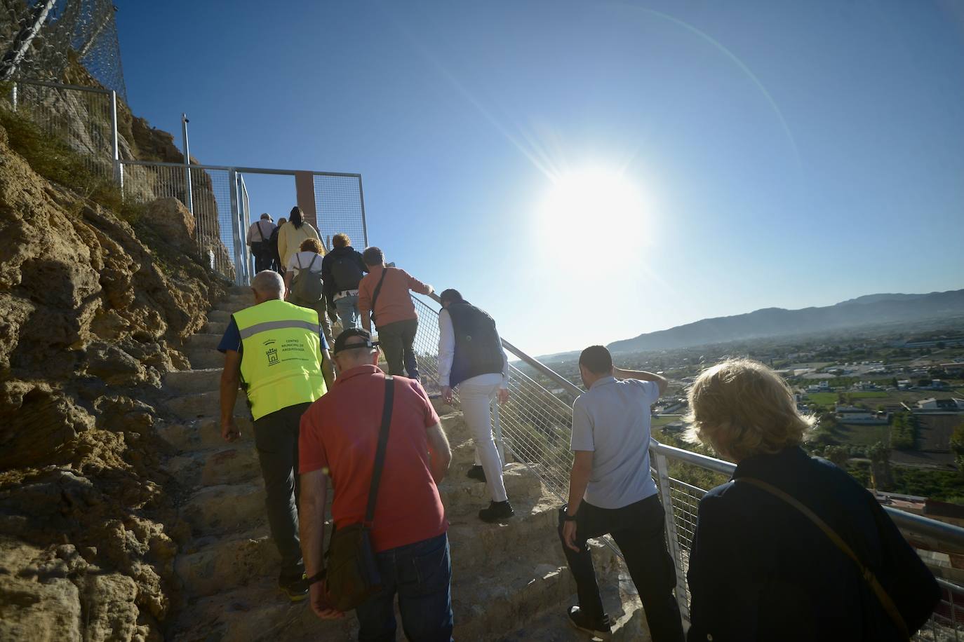 Profesionales, estudiantes e investigadores visitan el Castillo de Monteagudo