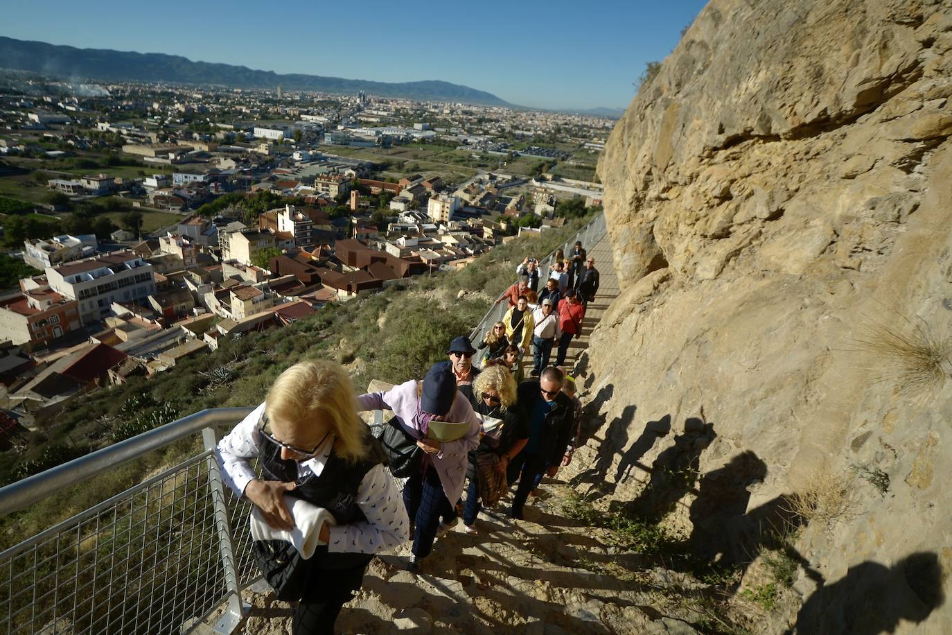 Profesionales, estudiantes e investigadores visitan el Castillo de Monteagudo