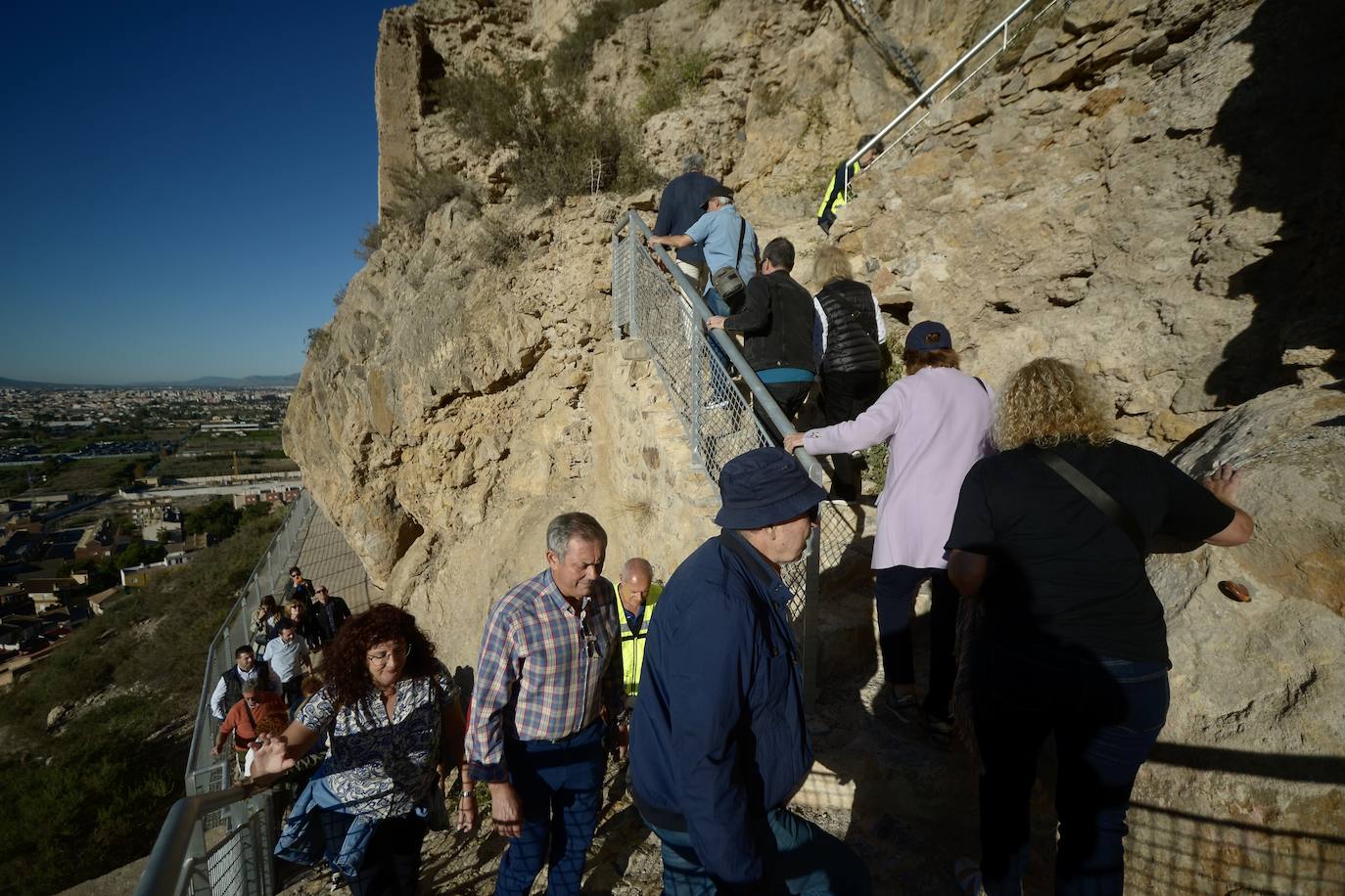 Profesionales, estudiantes e investigadores visitan el Castillo de Monteagudo