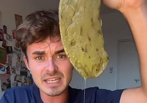 El joven prueba una hoja de nopal.