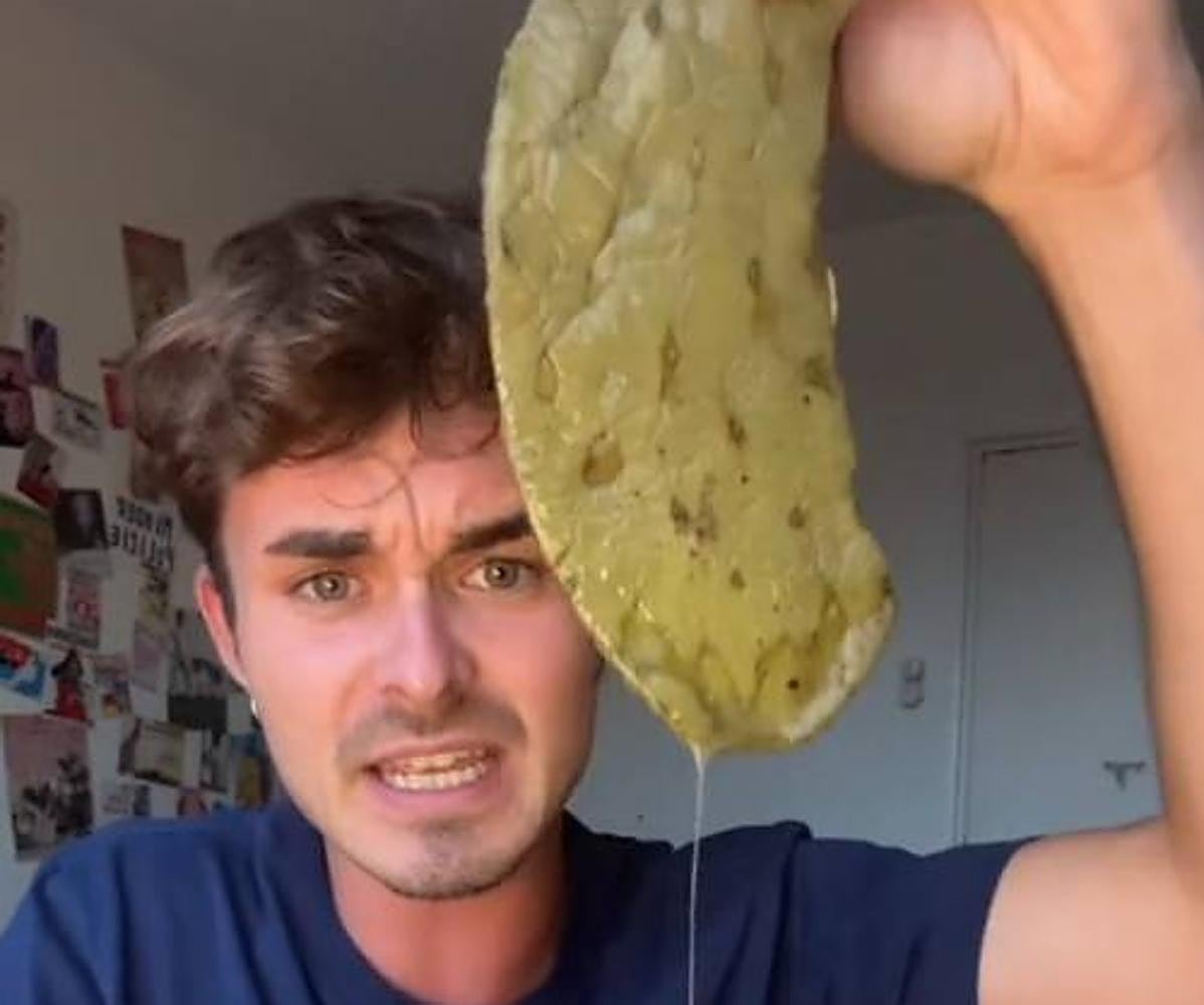 El joven prueba una hoja de nopal.