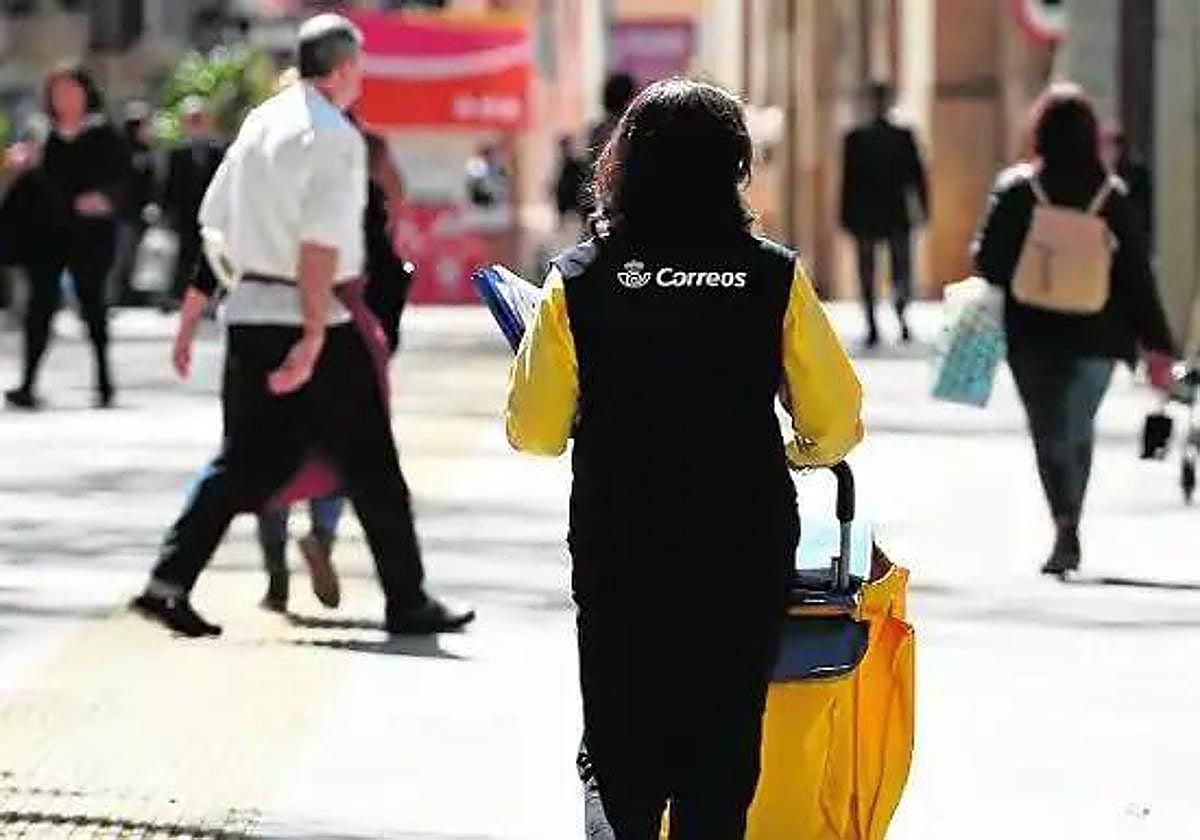 Una trabajadora de correos, en una imagen de archivo.