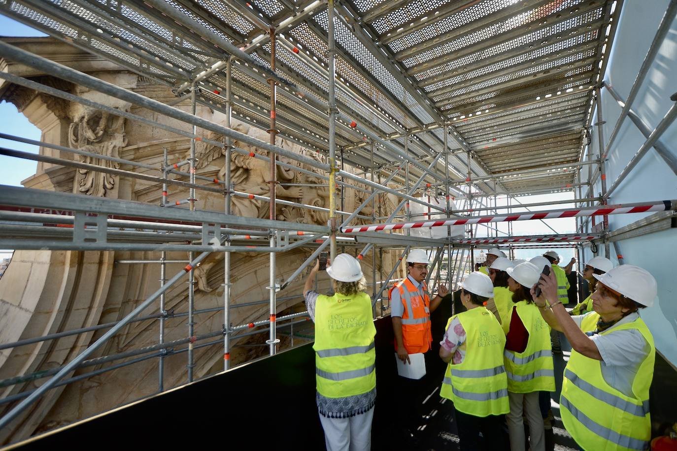 La visita a la fachada de la Catedral de Murcia, en imágenes