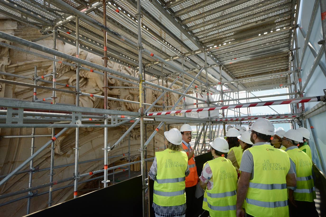 La visita a la fachada de la Catedral de Murcia, en imágenes