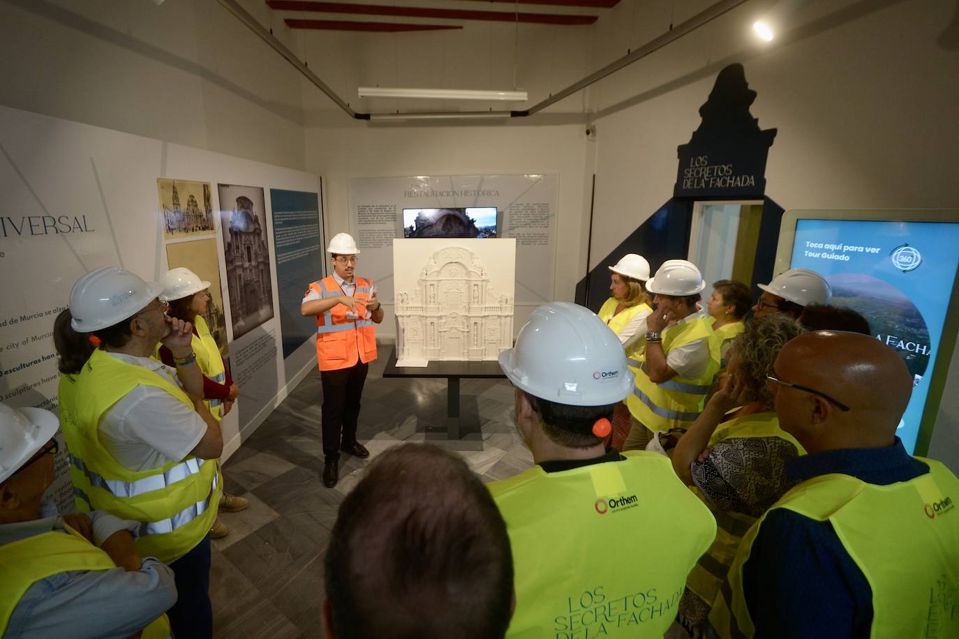 La visita a la fachada de la Catedral de Murcia, en imágenes