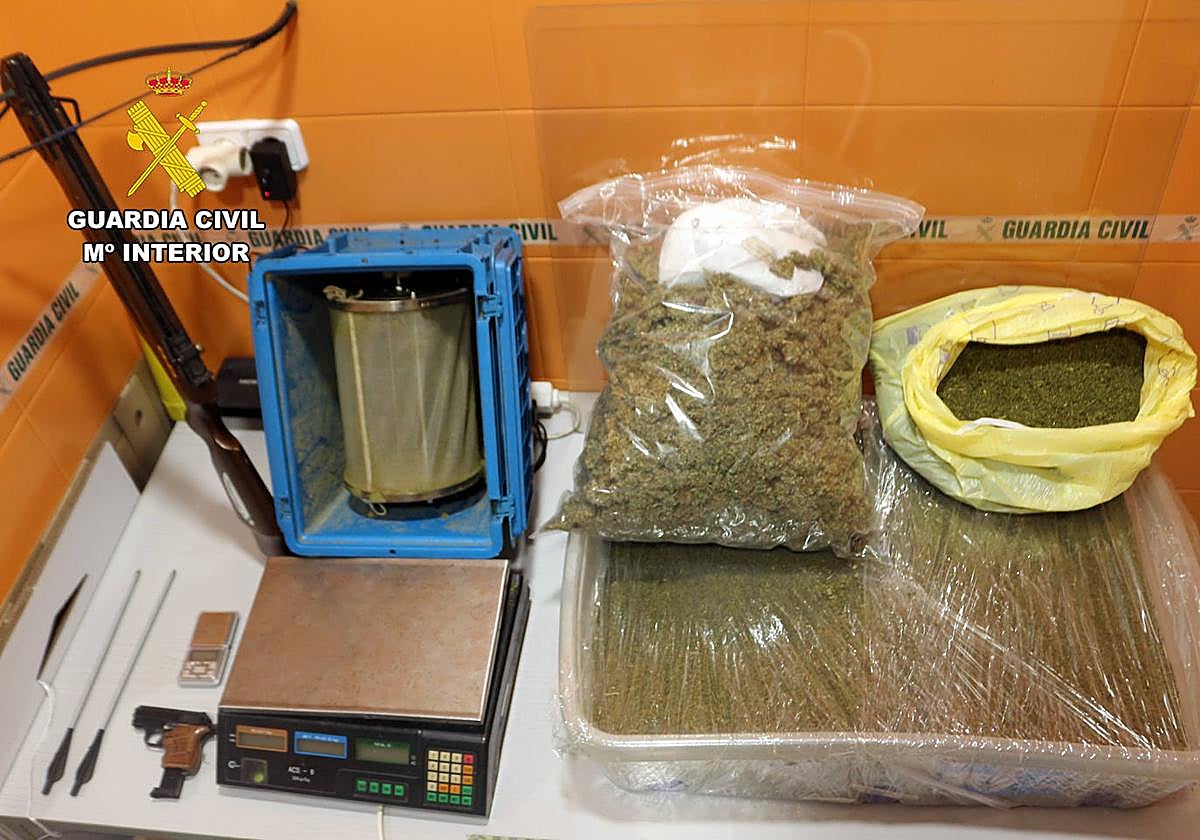 La droga y algunos de los objetos incautados en la operación.