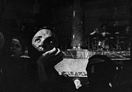 Miguel Hernández escucha atento durante el Congreso de Intelectuales Antifascistas de 1937.