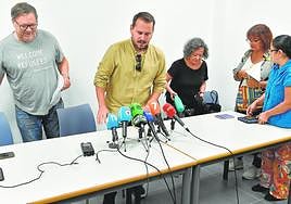 El abogado Sergio Ramos (c), junto a representantes de las ONG que denuncian a Antelo y Alpañez.