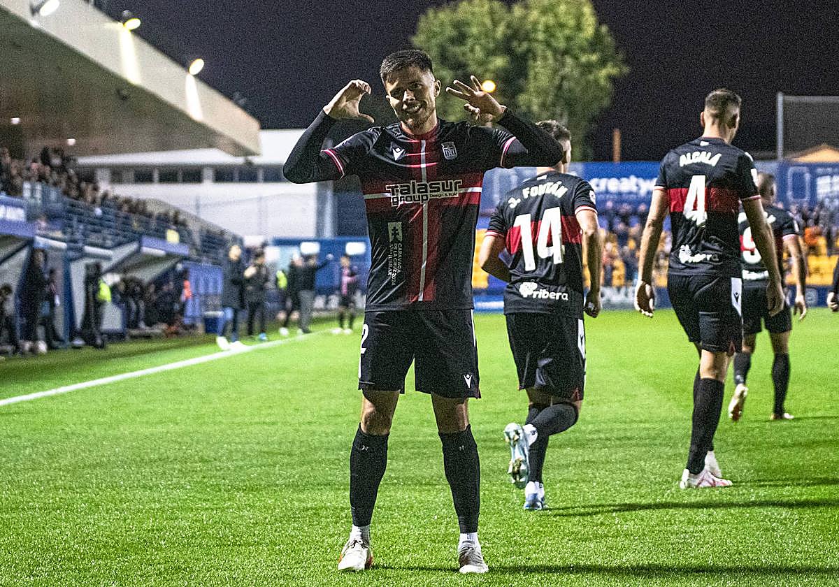 Narváez dedica su gol en Alcorcón a su mujer Carmen con la letra 'C' y a su hijo pequeño con el '3' .