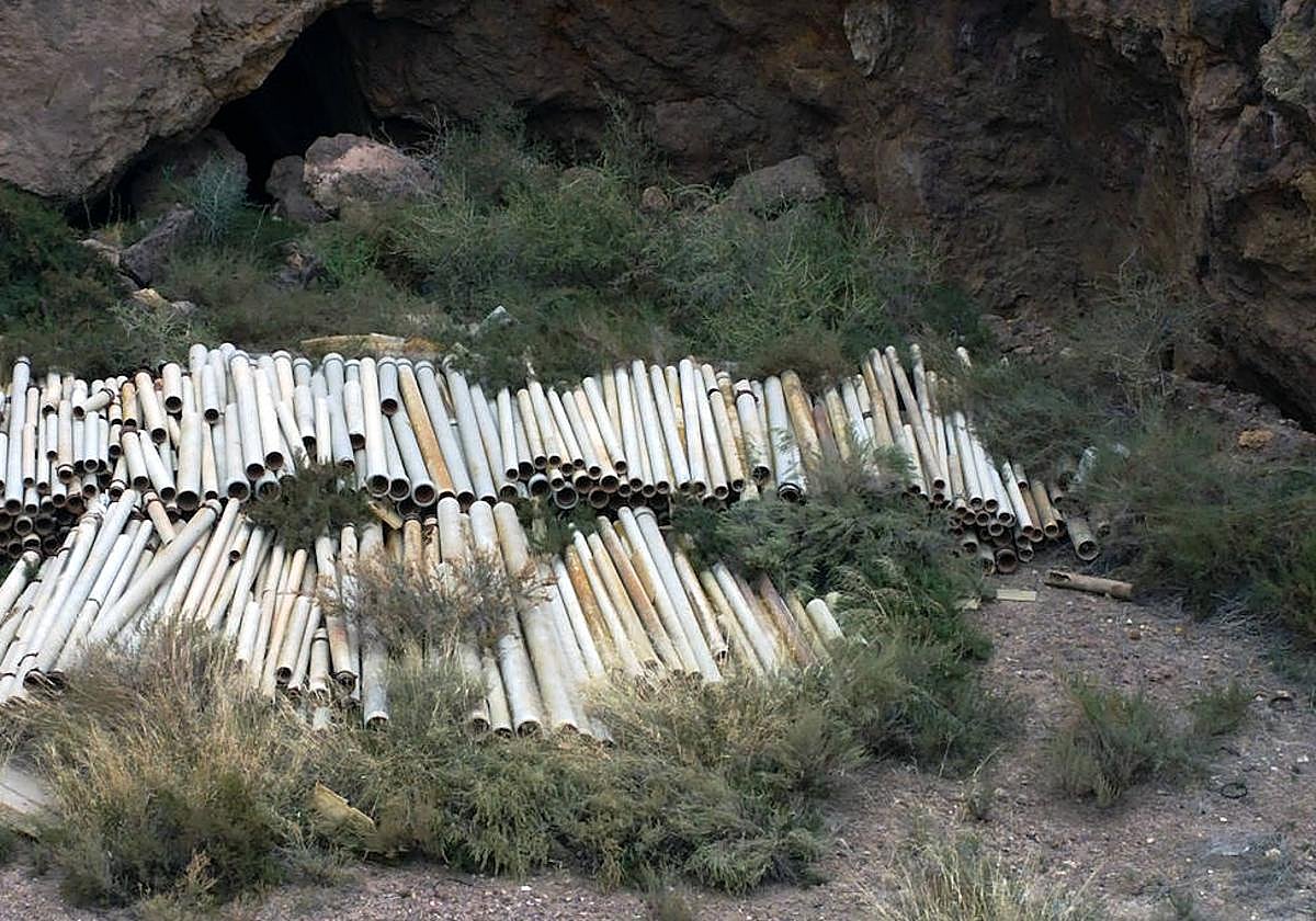 Los tubos de fibrocemento depositados en la finca de Mazarrón.