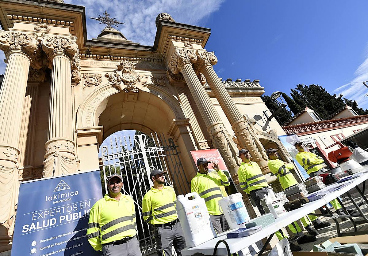 Operarios responsables de la campaña contra los mosquitos en el cementerio municipal.