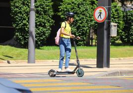 Una mujer circula con patinete por Murcia.