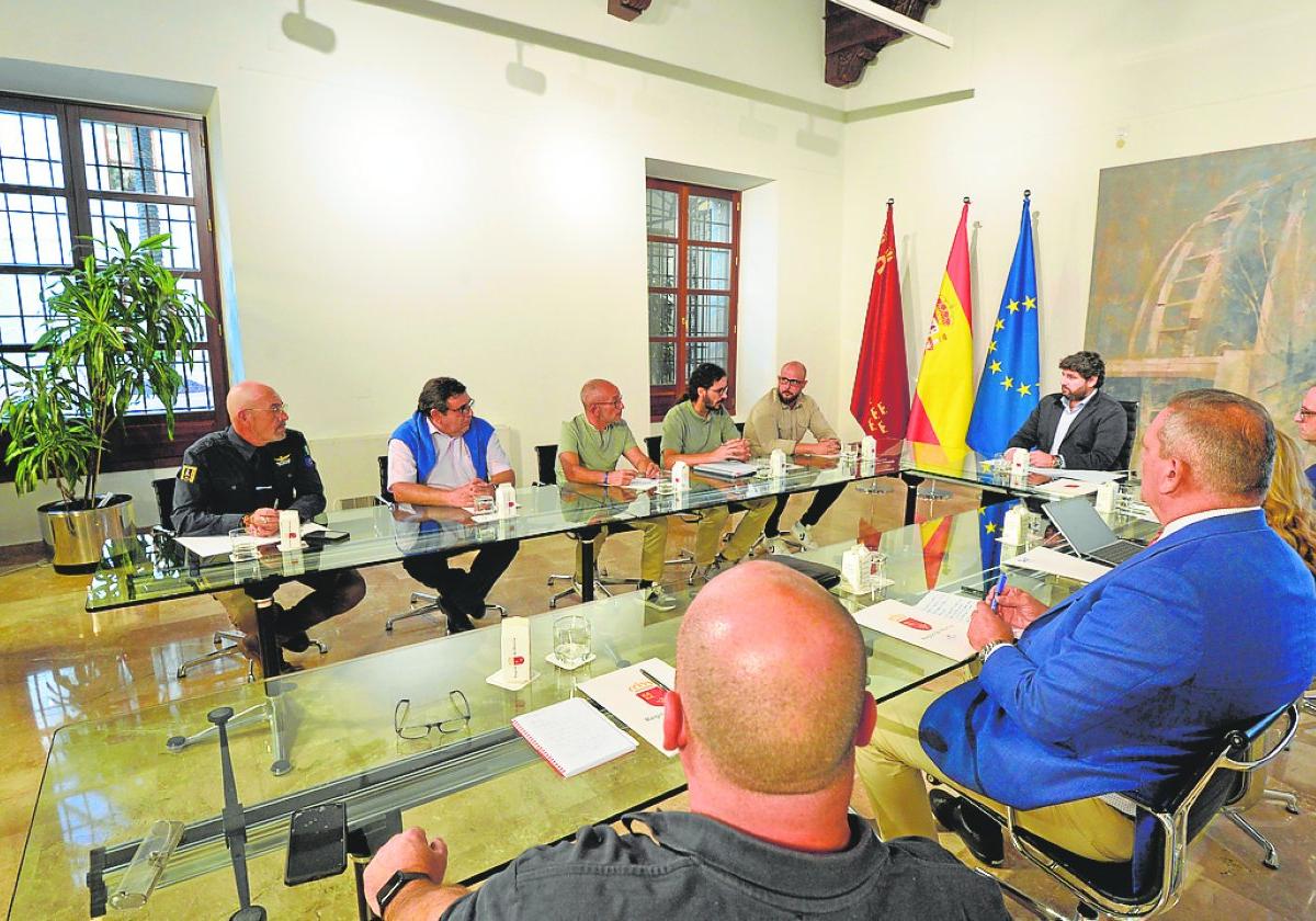 Trabajadores de Sabic, junto al presidente López Miras, en San Esteban, en Murcia.