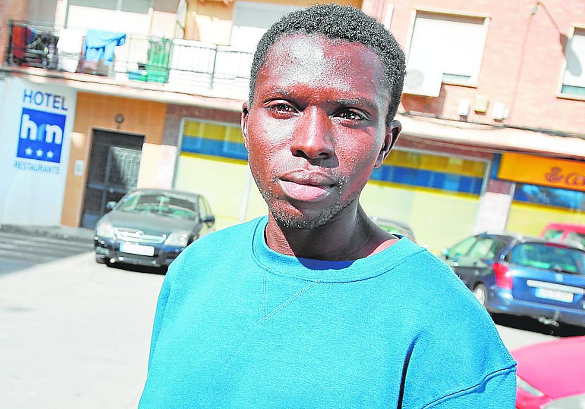 Samba Sowe, ayer, a las afueras del Hotel Manolo.