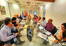 La constitución de la Comisión de Seguimiento tuvo lugar en la Sala de Cristal del Ayuntamiento de Caravaca.