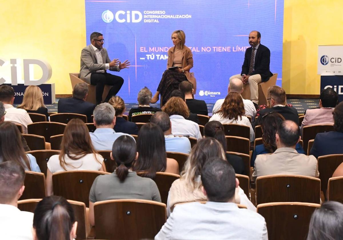 El director del Info, Joaquín Gómez, y el presidente de la Cámara de Comercio de Murcia, Miguel López, inauguraron el Congreso de Internacionalización Digital.