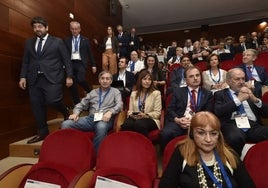 Fernando López Miras baja las escaleras del auditorio donde los médicos asisten este jueves a las jornadas europeas que se celebran en Murcia