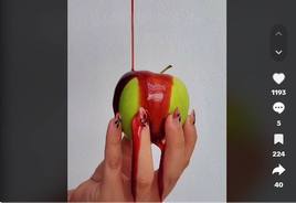 Una manzana cubierta con sangre comestible.
